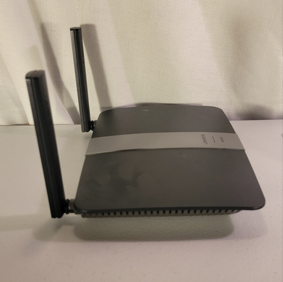 Linksys EA6350 867 Mbps 4 Port 300 Mbps Wireless Router - Picture 5 of 7